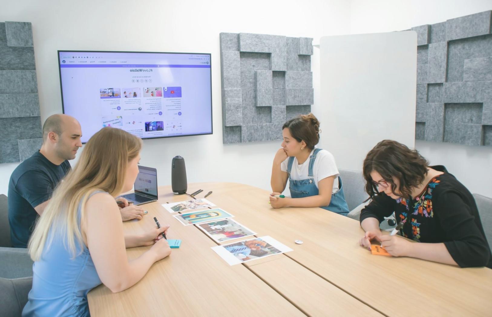 Session de formation financière interactive avec des participants engagés